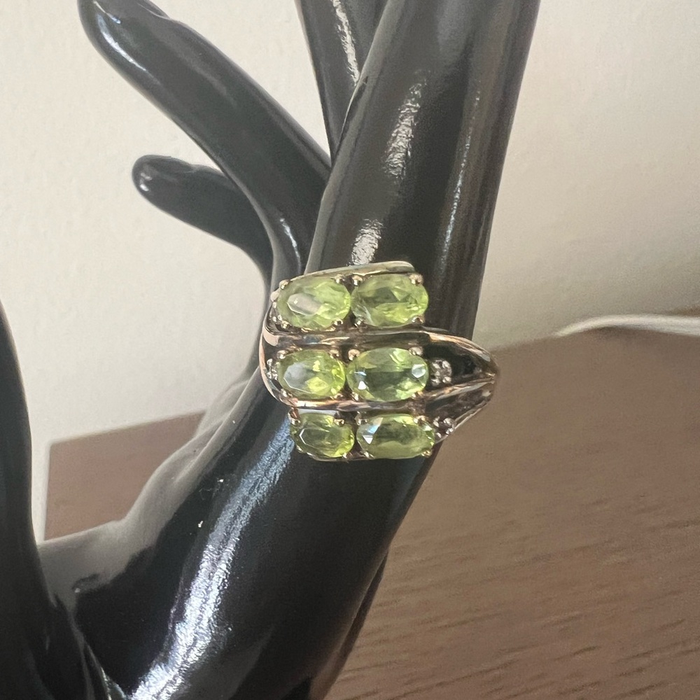 🌸☀️Gorgeous Peridot and Diamond Gemstone Ring Size 7